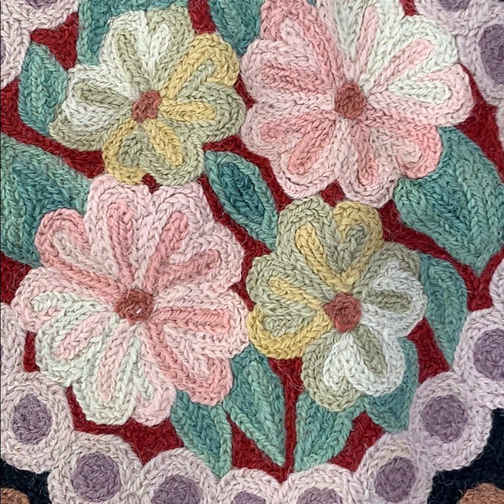 Embroidered rug - Picture 3 of 5